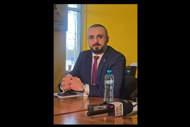 video senatorul aur nicolae vlahu atrage atentia asupra nerespectarii regulamentelor din parlament dupa ce au anulat alegerile si au vazut ca nu pateste nimic isi permit din ce in ce mai multe lucru 698dde3c5bdfe