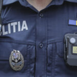 video trei politisti au fost atacati de un barbat intr o scara de bloc fosta partenera a tanarului sunase la 112 698b594d041c2