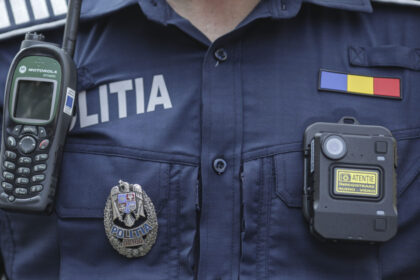 video trei politisti au fost atacati de un barbat intr o scara de bloc fosta partenera a tanarului sunase la 112 698b594d041c2