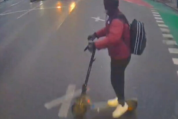 video un adolescent care era pe trotineta a fost lovit in plin de un autobuz in centrul clujului accidentul surprins de o camera de bord 699d99926bfb5