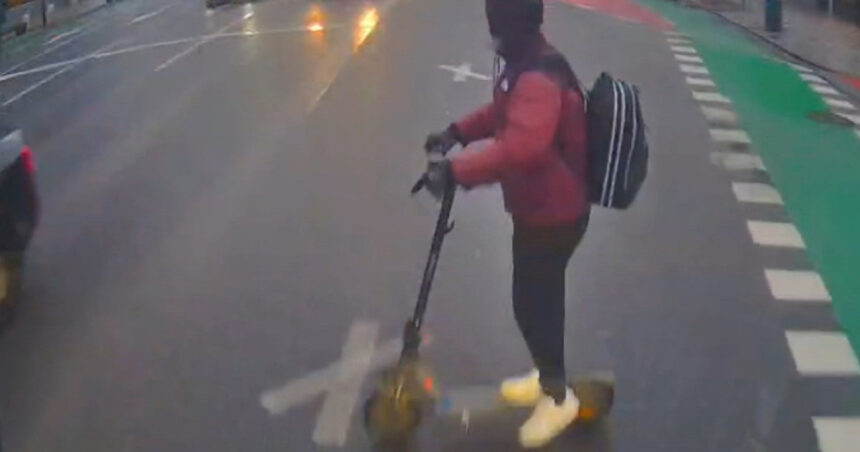 video un adolescent care era pe trotineta a fost lovit in plin de un autobuz in centrul clujului accidentul surprins de o camera de bord 699d99926bfb5