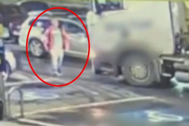 video un barbat a fost amenintat cu arma de un sofer in parcarea unui complex comercial din bucuresti 69a14b44d81d1