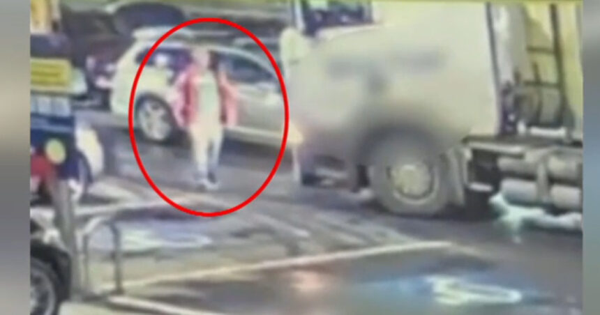 video un barbat a fost amenintat cu arma de un sofer in parcarea unui complex comercial din bucuresti 69a14b44d81d1