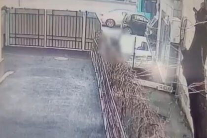 video un bucurestean fura scuterul unui nepalez dar nu reuseste sa l porneasca imagini de pe camerele de supraveghere 698b4b3b11091