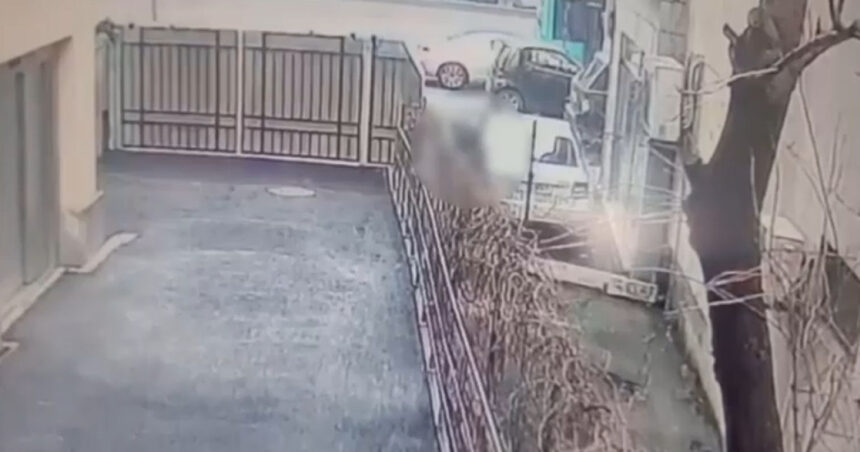 video un bucurestean fura scuterul unui nepalez dar nu reuseste sa l porneasca imagini de pe camerele de supraveghere 698b4b3b11091