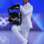 video un cameraman a devenit vedeta neasteptata la olimpiada a inventat o tehnica noua prin care patineaza si filmeaza alaturi de concurenti 6998ab73af50a