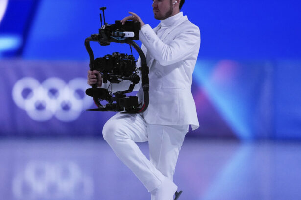 video un cameraman a devenit vedeta neasteptata la olimpiada a inventat o tehnica noua prin care patineaza si filmeaza alaturi de concurenti 6998ab73af50a