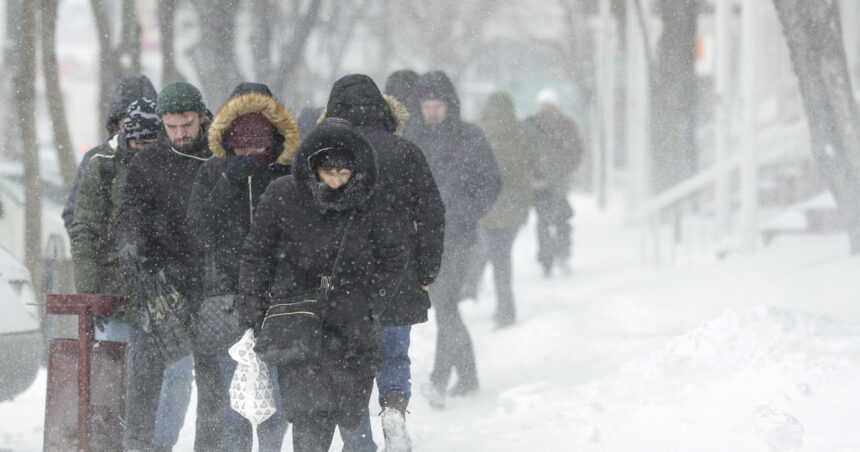 video viscol in bucuresti sunt asteptati nameti de jumatate de metru primaria capitalei trimite 2 700 de oameni si 380 de utilaje pe teren 6994c1859064b