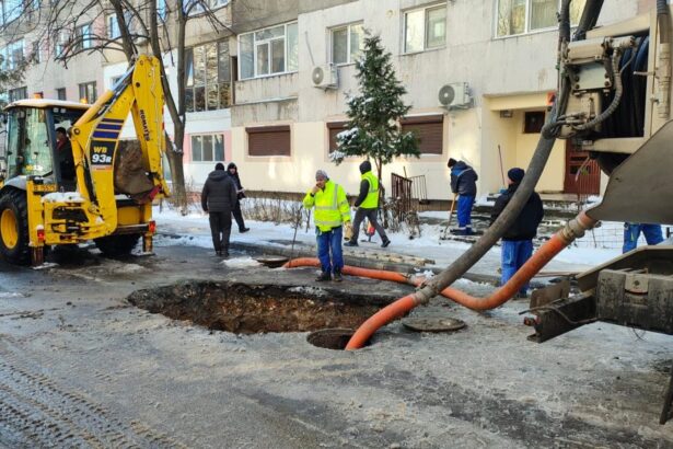 videofoto crater urias pe strada bucuresti din constanta soseaua s a surpat din cauza unei infiltratii traficul afectat in zona 6996ceabee757