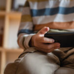 accesul minorilor la retele sociale doua treimi dintre romani sunt de acord cu stabilirea unei varste minime legale sondaj inscop 69c119743cd33