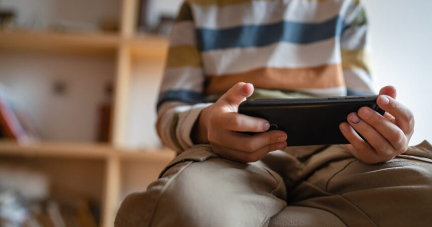 accesul minorilor la retele sociale doua treimi dintre romani sunt de acord cu stabilirea unei varste minime legale sondaj inscop 69c119743cd33