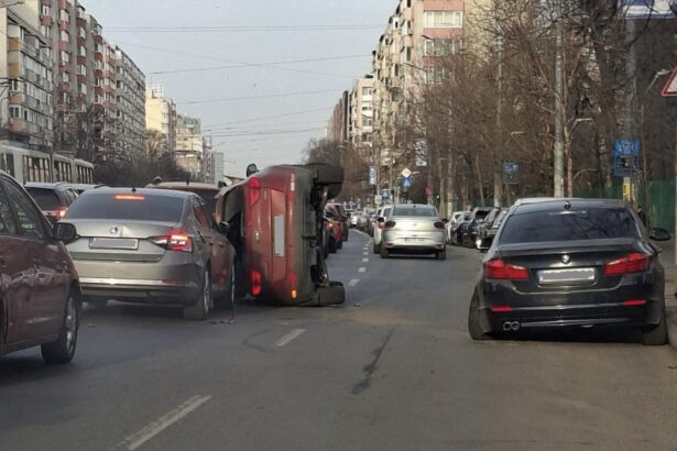 accident cu sase masini in sectorul 2 din capitala un autoturism s a rasturnat o femeie a fost dusa la spital 69ba5ecced4eb