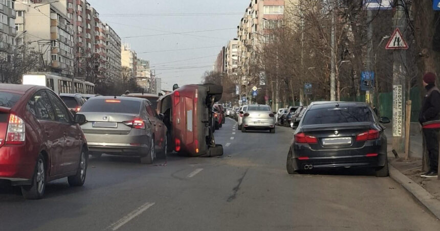 accident cu sase masini in sectorul 2 din capitala un autoturism s a rasturnat o femeie a fost dusa la spital 69ba5ecced4eb