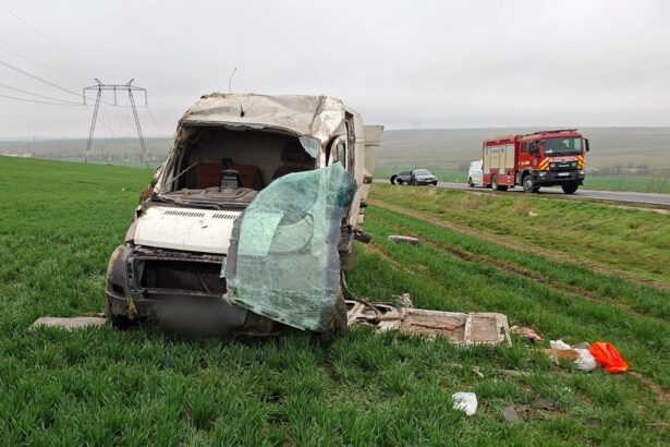 accident pe dn22 langa sibioara o duba s a rasturnat 69c7bd14c85d7