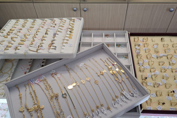 afacerile cu bijuterii in vizorul anaf institutia a dat amenzi de 20 000 de lei si a confiscat peste 32 kilograme de aur si argint 69b96c6f877e5