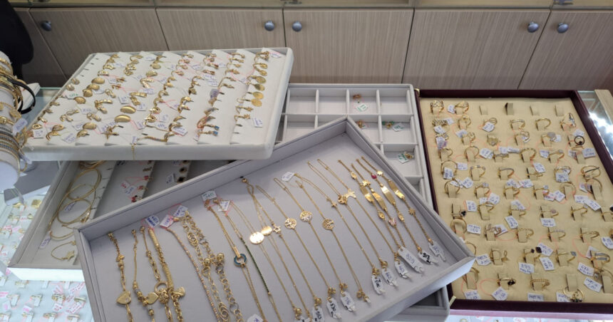afacerile cu bijuterii in vizorul anaf institutia a dat amenzi de 20 000 de lei si a confiscat peste 32 kilograme de aur si argint 69b96c6f877e5