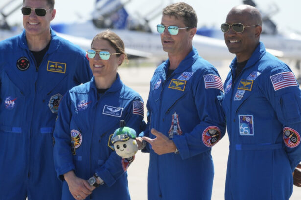 artemis 2 echipajul misiunii a sosit la centrul spatial kennedy pentru a se pregati de lansarea in jurul lunii de peste cateva zile 69c7e937cacad