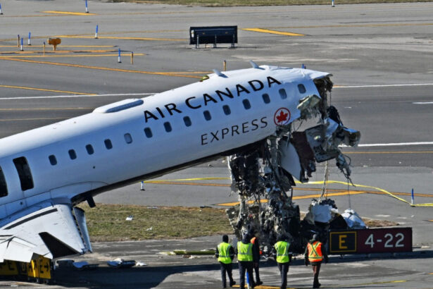 au venit primele raspunsuri in urma accidentului de pe laguardia cand un avion a intrat intr o masina de pompieri 69c387c24f9ed