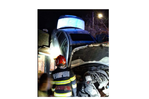 cascadorie la ceas de seara un autoturism a ajuns pe acoperisul unei case vezi aici cum s a intamplat totul 69c8c4c7120a9