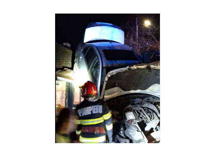 cascadorie la ceas de seara un autoturism a ajuns pe acoperisul unei case vezi aici cum s a intamplat totul 69c8c4c7120a9