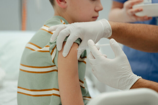 ce vaccin se administreaza la varsta de 14 ani la ce boli sunt expusi adolescentii in lipsa imunizarii 69c778b7293c6