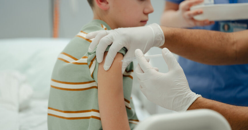 ce vaccin se administreaza la varsta de 14 ani la ce boli sunt expusi adolescentii in lipsa imunizarii 69c778b7293c6