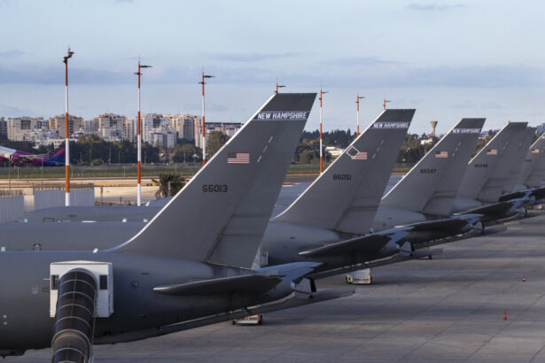 cinci avioane cisterna ale fortelor aeriene ale sua lovite de o racheta iraniana in timp ce stationau la o baza aeriana saudita 69b59e68ab432