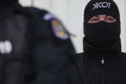 doi cetateni bulgari retinuti de diicot dupa ce au clonat carduri folosite la statii de carburant si au alimentat camioane 69a71a6abb758