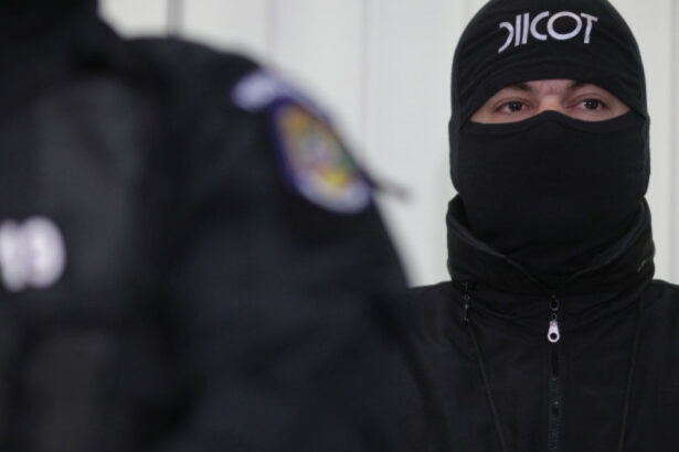 doi cetateni bulgari retinuti de diicot dupa ce au clonat carduri folosite la statii de carburant si au alimentat camioane 69a71a6abb758