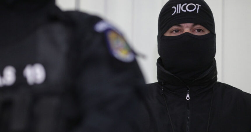 doi cetateni bulgari retinuti de diicot dupa ce au clonat carduri folosite la statii de carburant si au alimentat camioane 69a71a6abb758