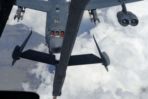 dupa b 1 si b 2 sua au aruncat in lupta si b 52h stratofortress cum arata un atac pe distante llungi de manual al us air force 69a9111a46a1a