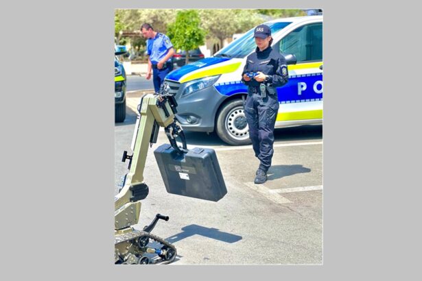 elena carlaont si robotelul wall e din ipj constanta serviciul actiuni speciale scutul nevazut al festivalelor si evenimentelor cu public numeros 69a978b589ff2