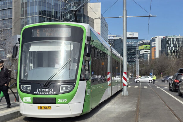 femeie lovita de tramvai in bucuresti dupa ce ar fi traversat pe rosu circulatia liniei 5 blocata 69c00036cac12