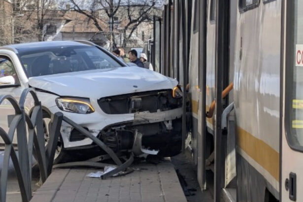 foto accident in bucuresti o masina a intrat in refugiul de tramvai doi pietoni au fost raniti si transportati la spital 69bc01441753a