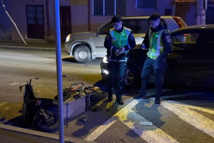 foto accident la intersectia strazilor andrei muresanu cu steagului din constanta un scuter a fost izbit de un autoturism 69a9bb7a3129b