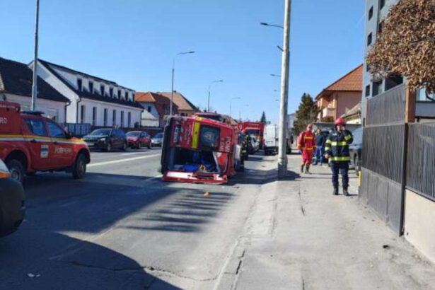 foto accident la sibiu intre o ambulanta smurd si un autoturism a fost activat planul rosu de interventie 69ac2ba37c767