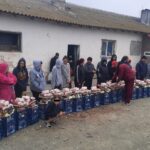 foto asociatia suflete deschise si sc arimex comexim 2000 srl au dus ajutoare familiilor nevoiase care traiesc in grajdurile din pecineaga 69b5368183c3b