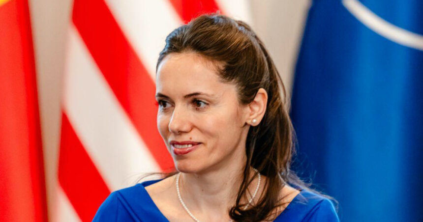 foto cu cine s a intalnit mirabela gradinaru in sua partenera lui nicusor dan s a fotografiat alaturi de primele doamne din mai multe tari 69c4be4f4f52d