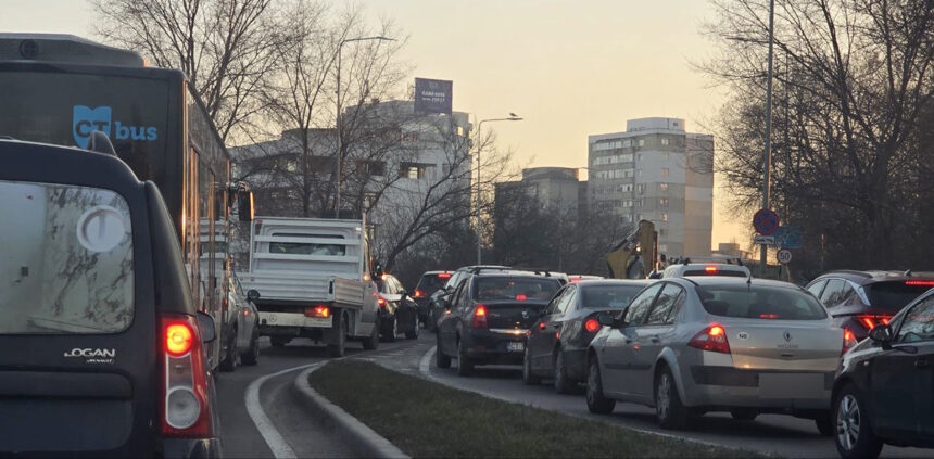 foto jale in trafic in zona telegondolei din mamaia se circula bara la bara pana la trecerea de pietoni de la campus 69a714fa3d185