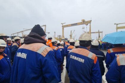 foto video a 8 a zi de proteste la damen shipyards mangalia sa oamenii cer in ploaie aprobarea planului de reorganizare a societatii si a actelor de guvern necesare pentru deblocarea salariilor 69ca7fc81b744