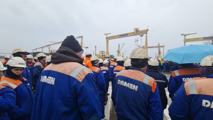 foto video a 8 a zi de proteste la damen shipyards mangalia sa oamenii cer in ploaie aprobarea planului de reorganizare a societatii si a actelor de guvern necesare pentru deblocarea salariilor 69ca7fc81b744