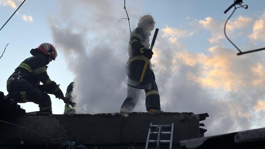 foto video arde o casa din tulcea pompierii actioneaza pentru stingerea flacarilor 69aaff1480a0a