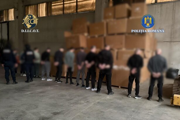 foto video cum arata si cum functiona o fabrica ilegala de tigari plina cu tone de tutun gruparea de contrabandisti lucra ca la carte 69a843487cda3