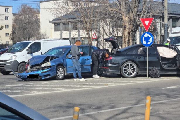 foto video doua masini s au ciocnit langa scoala 8 din constanta 69c14538b7939