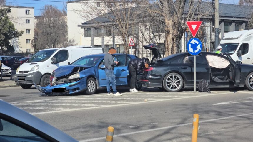 foto video doua masini s au ciocnit langa scoala 8 din constanta 69c14538b7939