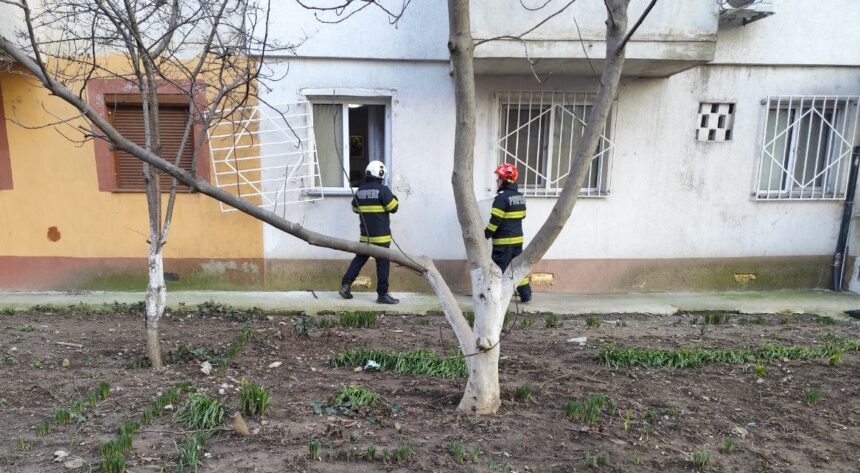 foto video interventie de urgenta pe strada arcului din constanta o femeie care nu mai raspundea la telefon salvata de pompieri 69a7035fefac7