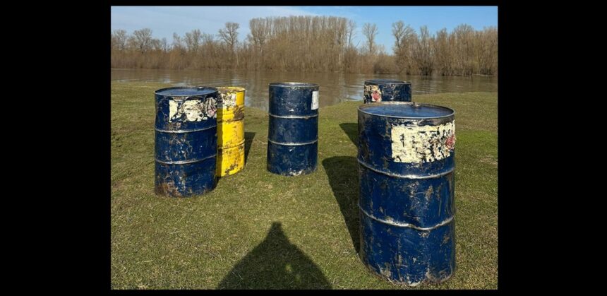 foto video jandarmii din cernavoda au scos din dunare 1 600 de litri de combustibil cum a fost posibil 69aadf4f3a859