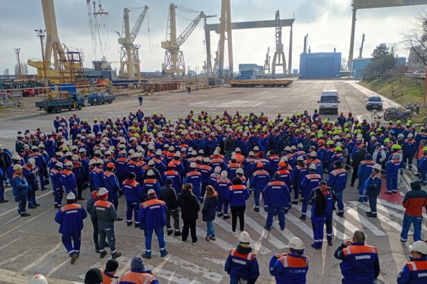 foto video protest spontan la santierul naval mangalia operat de damen shipyards a treia luna de salarii neplatite spun sindicalistii declaratii 69bba05b405b3