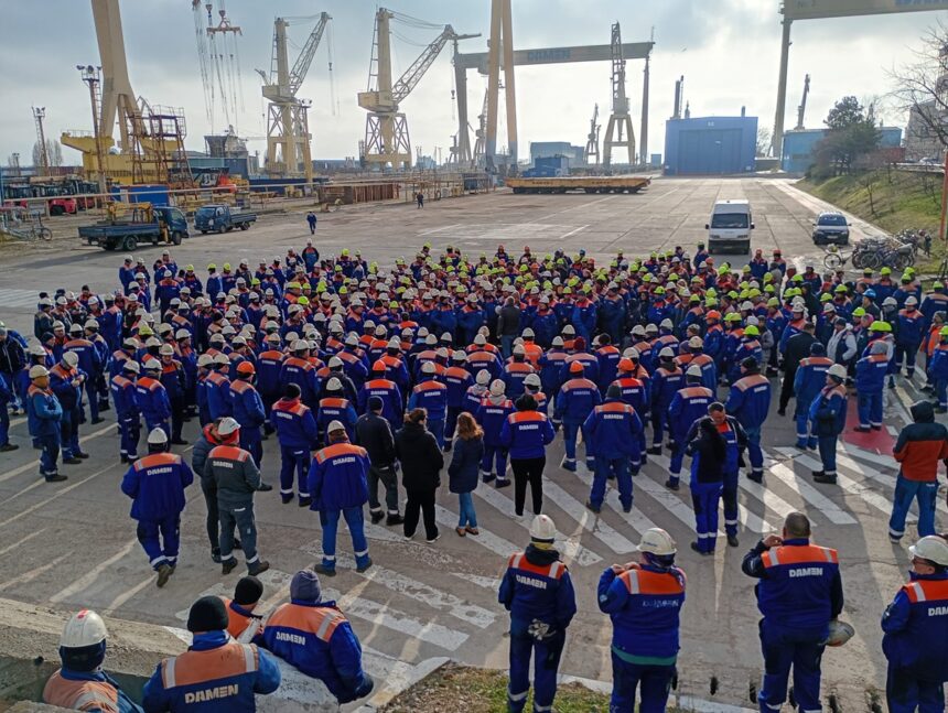 foto video protest spontan la santierul naval mangalia operat de damen shipyards a treia luna de salarii neplatite spun sindicalistii declaratii 69bba05b405b3