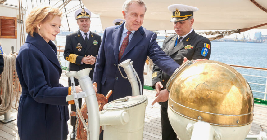 galerie foto majestatea sa margareta custodele coroanei la bordul navei scoala mircea 69cc2406cdb4b